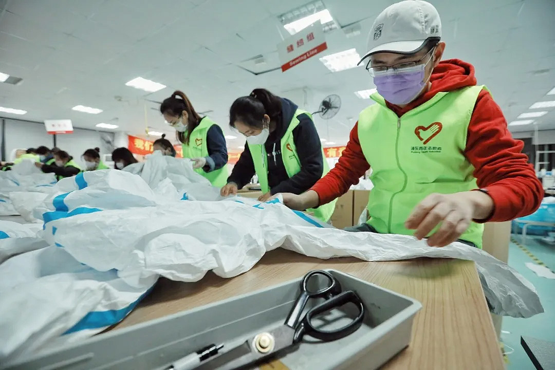 2.jpg這些“守護(hù)者”們?cè)谏虾Ｕ\(chéng)格干了件大事！——20天，750人次，經(jīng)手近4萬(wàn)件防護(hù)服！